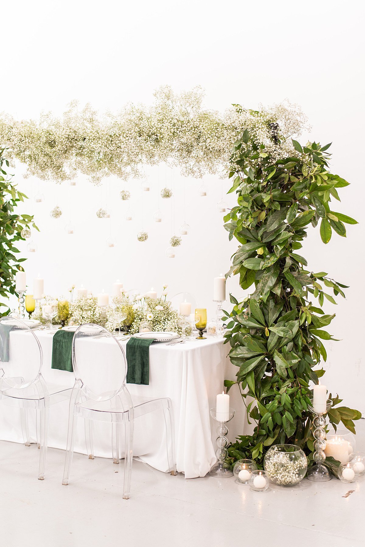 bride-groom-tablescape-white-green-arbor