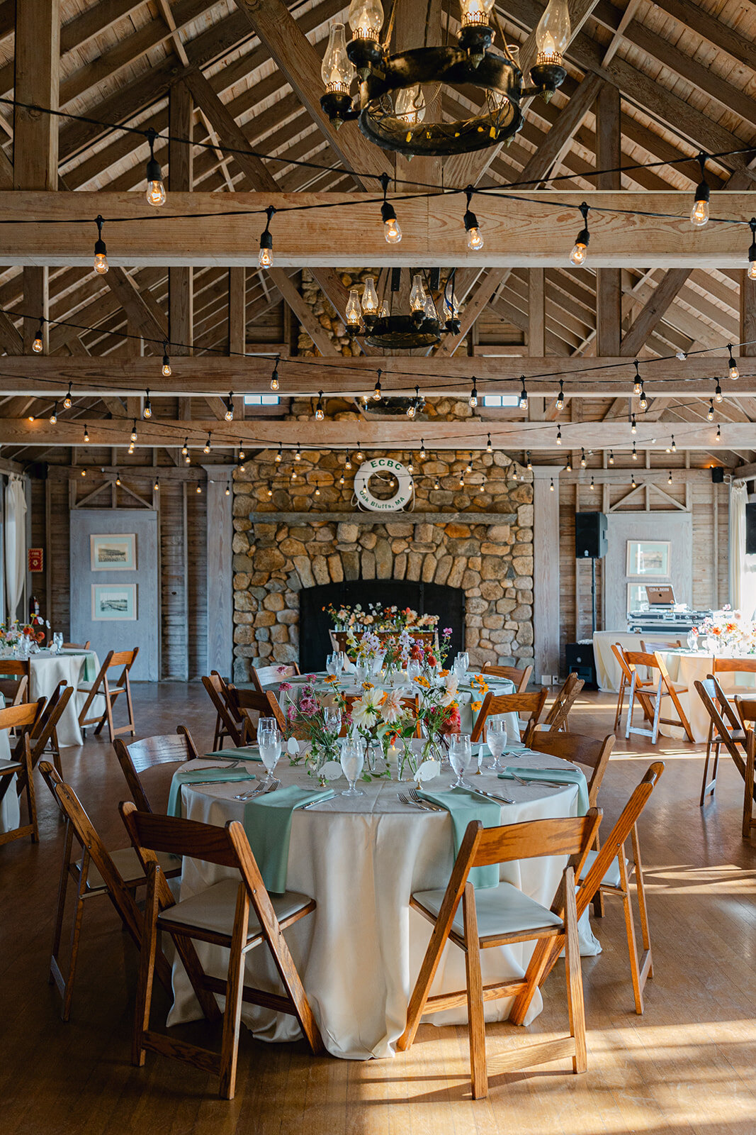 MarthasVineyardWedding_Cocktail_AbbeyAsh_SamBrooks-17