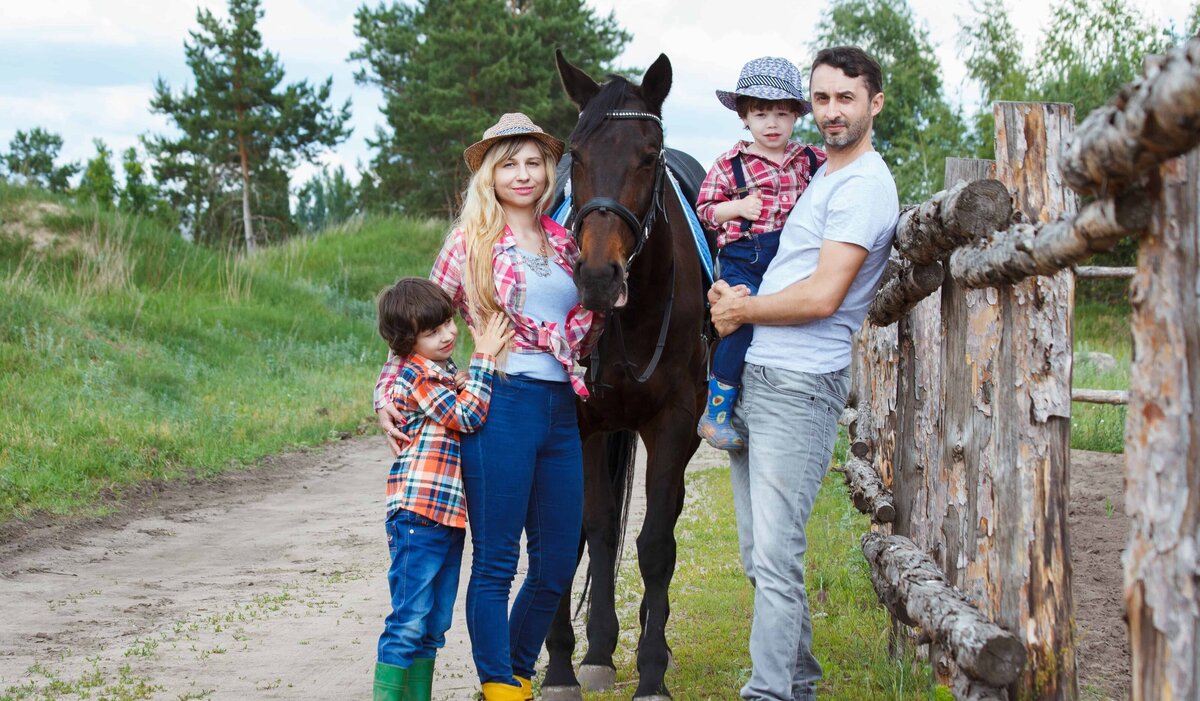 family-with-horse