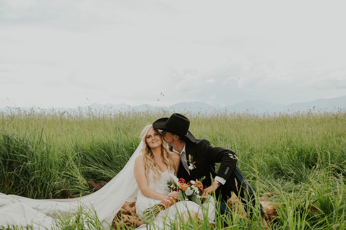 presley-gray-cowboy-luxury-montana-wedding-2516
