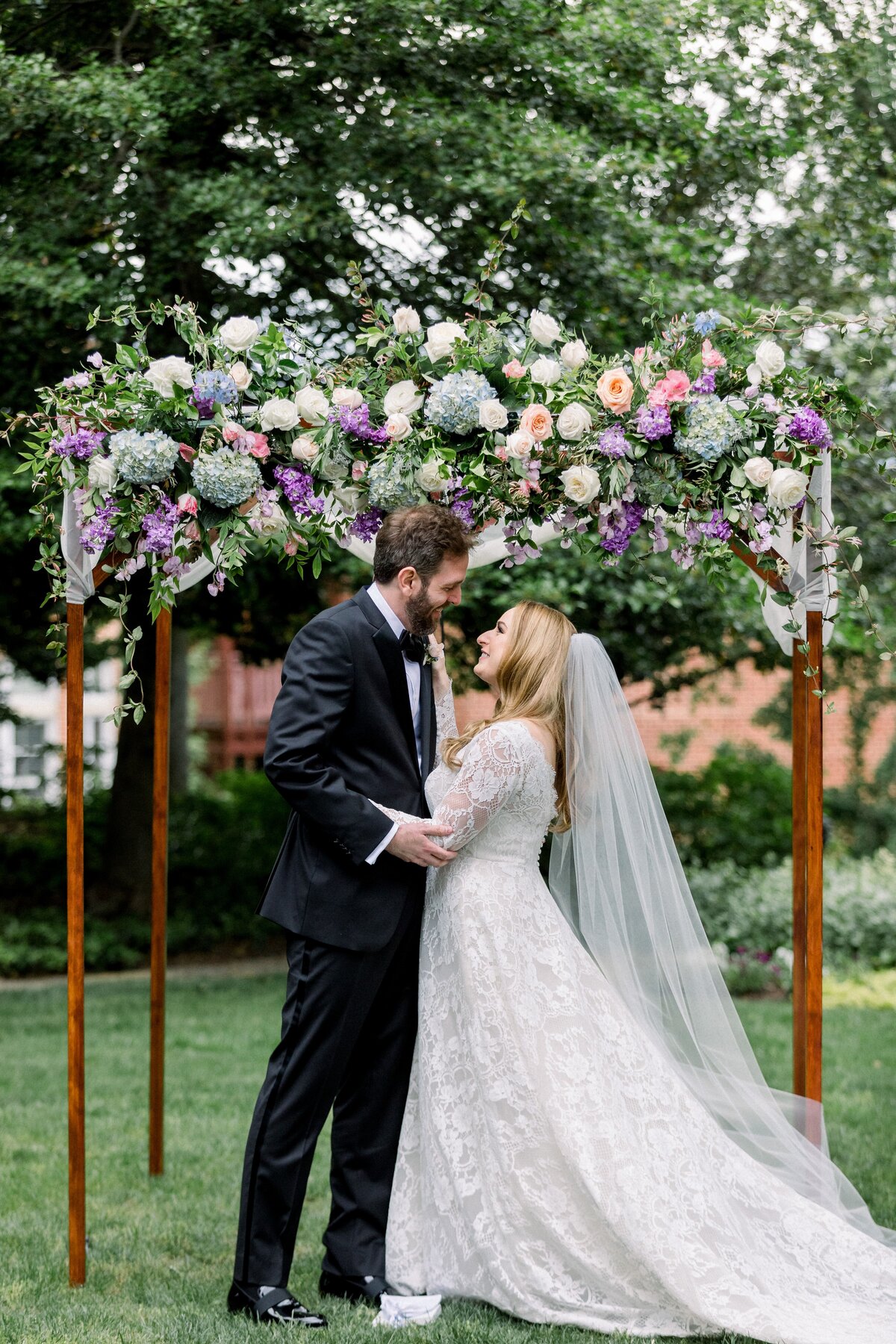 Artistic floral design for weddings and special events in Maryland. Pastel wedding flowers. Garden style arrangements for Eastern Shore wedding venues.