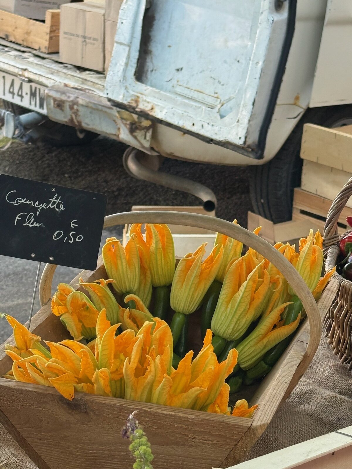 zucchini flowers market