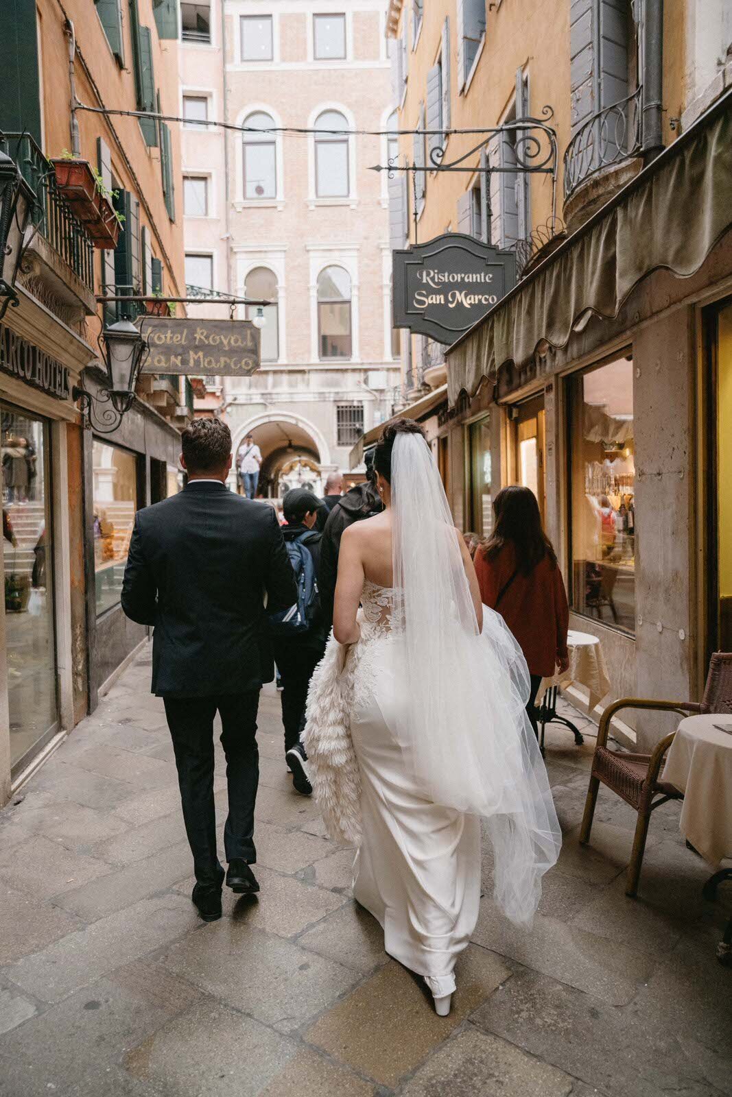 Flora_And_Grace_Editorial_Venice_Analog_Editorial_Wedding_Photographer (1 von 1)-65
