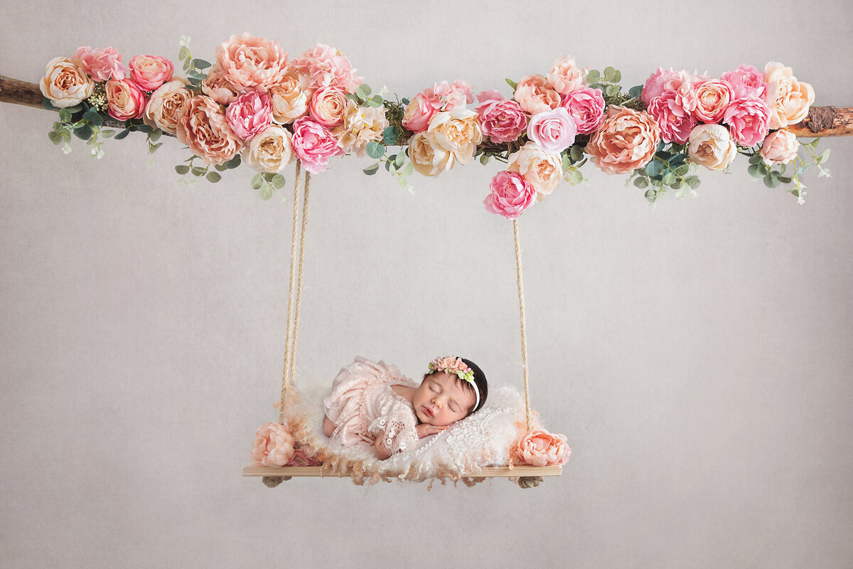 2022-12-02 - Nella's Newborn Session - 29 days (Rami Azzam)Composite(watermark)