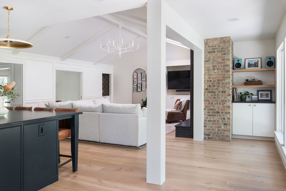 hello-home-modern-living-room-black-fireplace-custom-built-ins-black-island-15