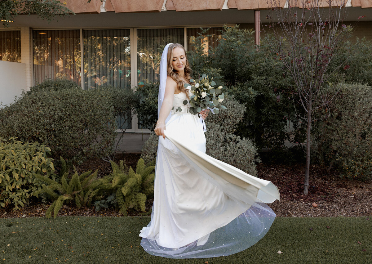 Scottsdale desert wedding venue with bride and groom photographed by Kollar Photography