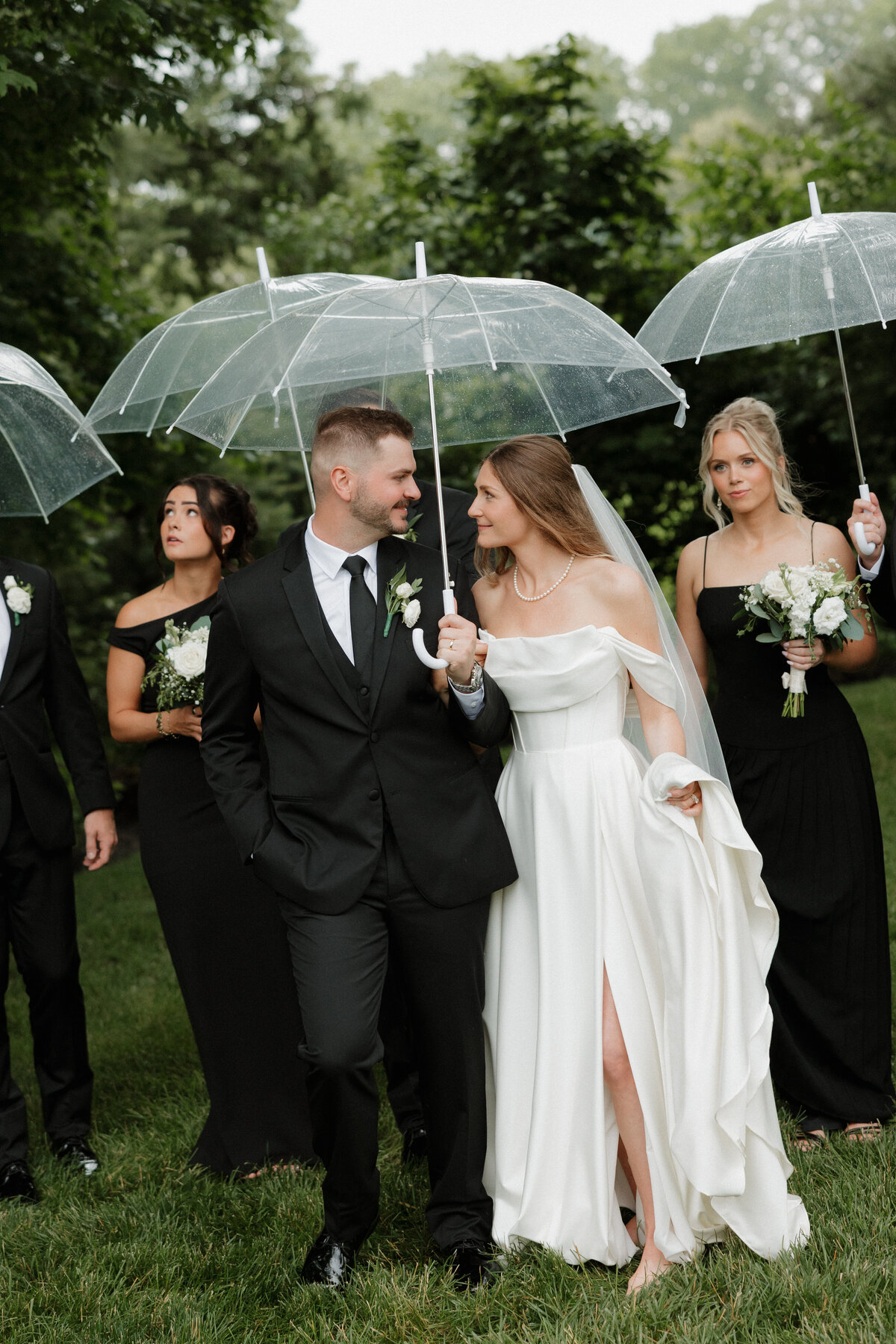 Indianapolis candid wedding photographer rainy day photo