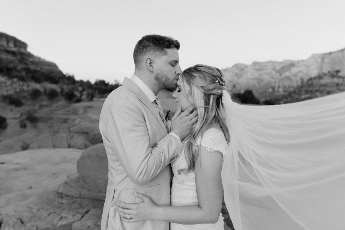 Sedona-Arizona-Red-Rock-Elopement-Wedding-Photographer_0017