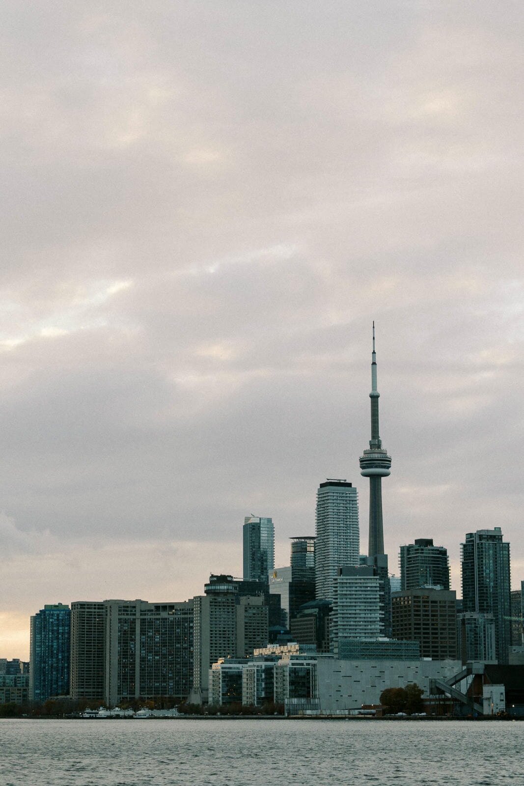 E2-Engagement-Photoshoot-in-Toronto-Vivian-and-David-2023-10-30-2500px-1095