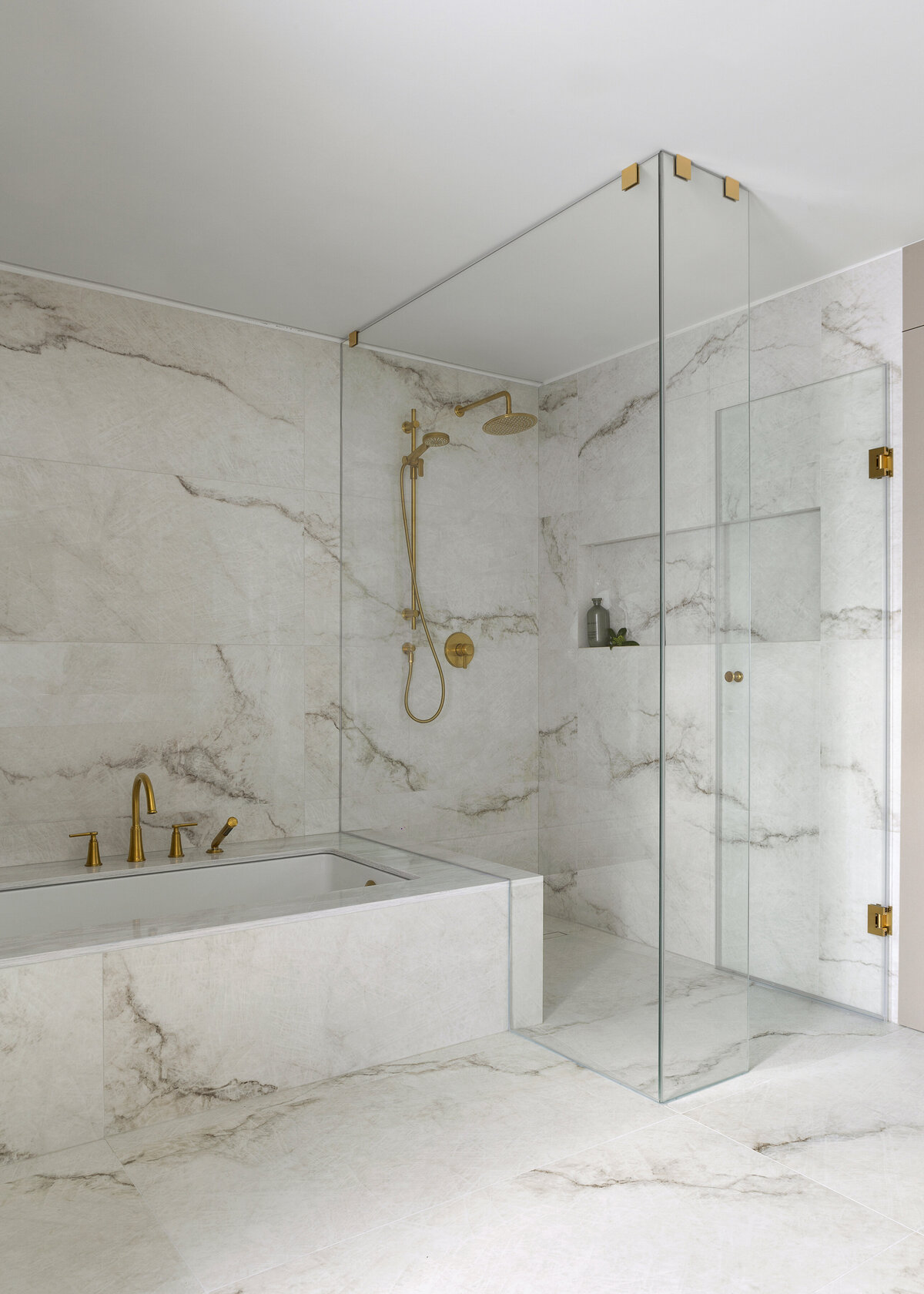 Luxury white and gold bathroom design 