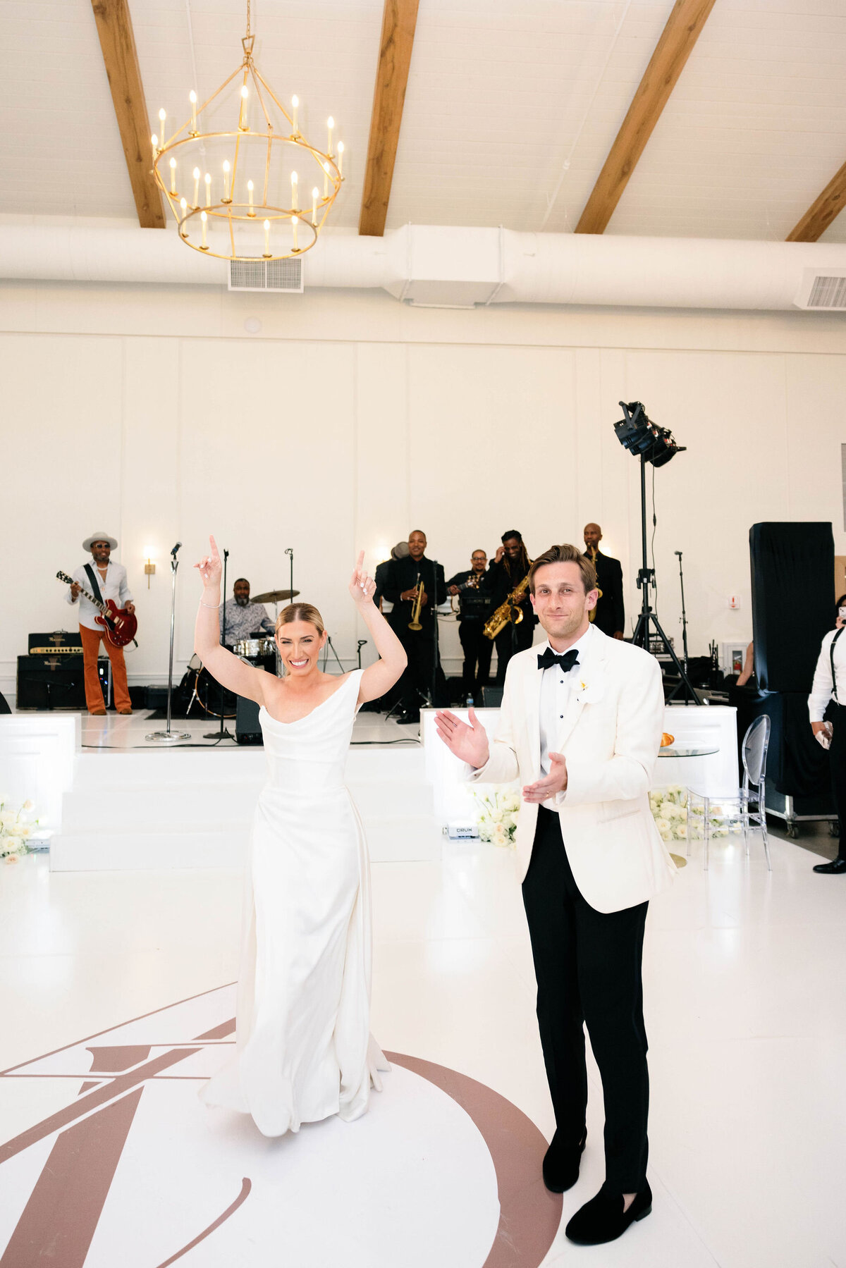138_bride-groom-dancing