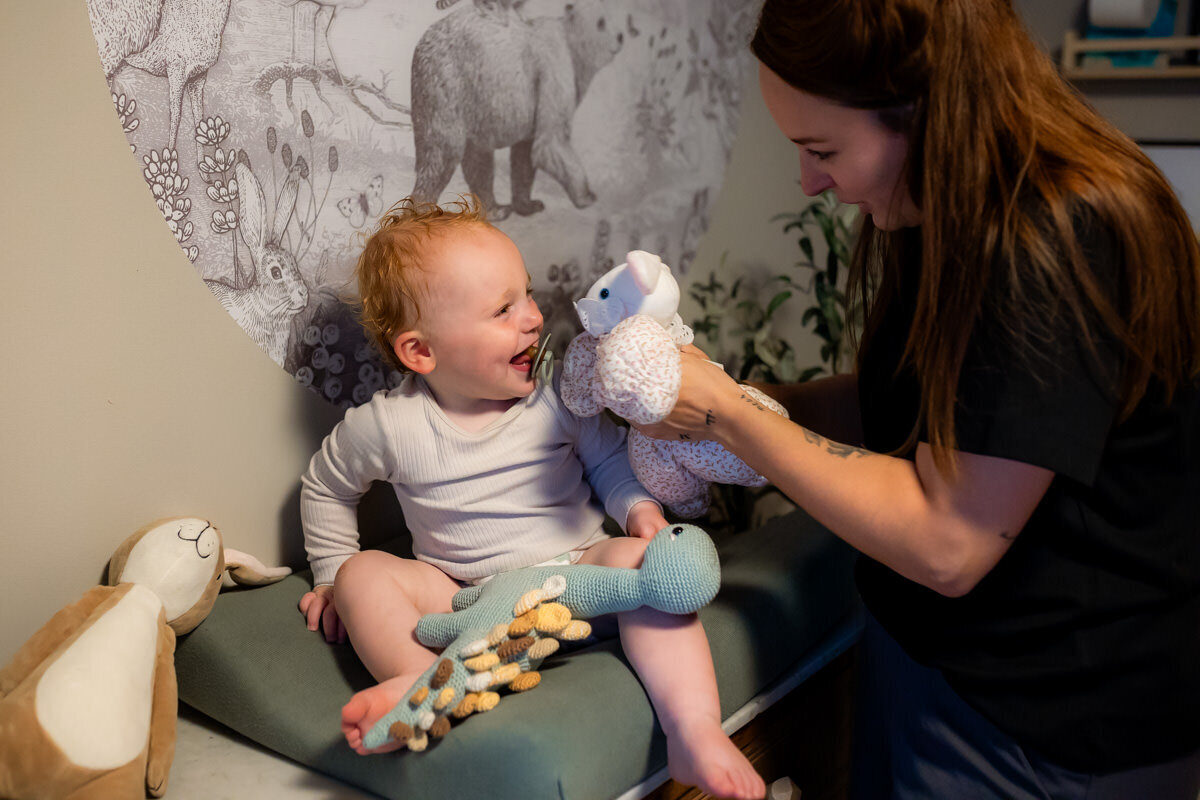 foto mama en zoontje spelen met knuffel