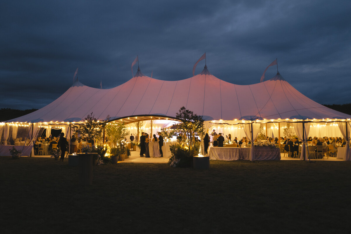 Marthas-vineyard-wedding-planner-kg-events-design-luxury-destination-weddings-private-events-corporate-events-edgartown-ma-event-designer-outdoor-tented-wedding-reception-island-wedding-vogue-wedding-pohogonot-216