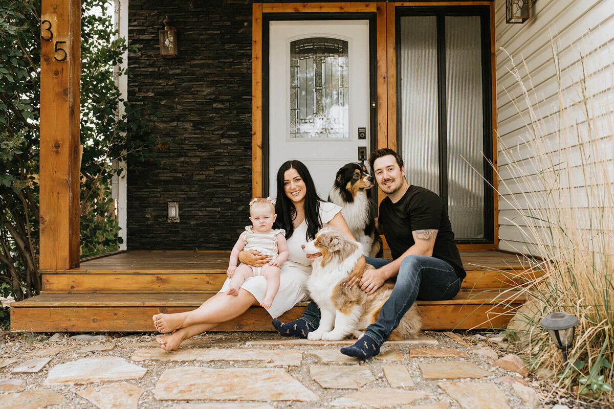 Adorbale-family-photoshoot-with-dogs