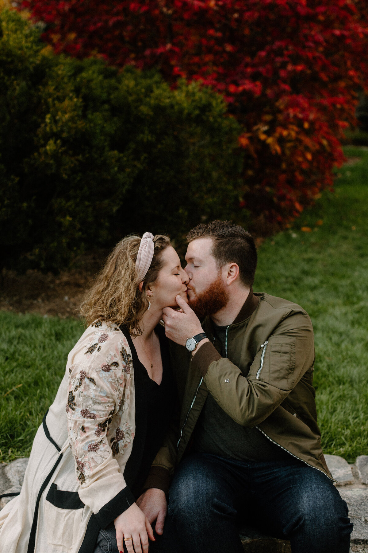 couple kissing