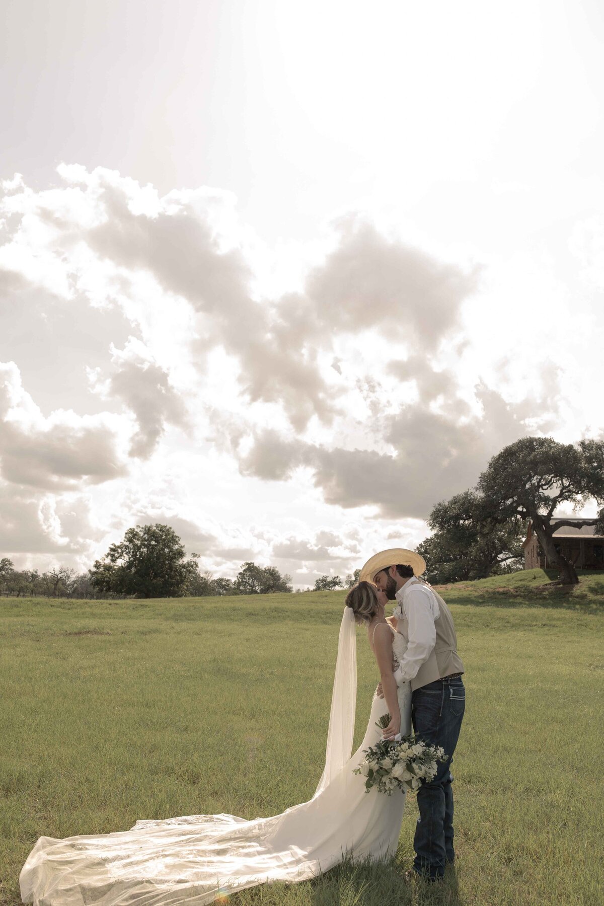 Dakota&Hope'sSneakPeeks-courtneyagaryphotography-35