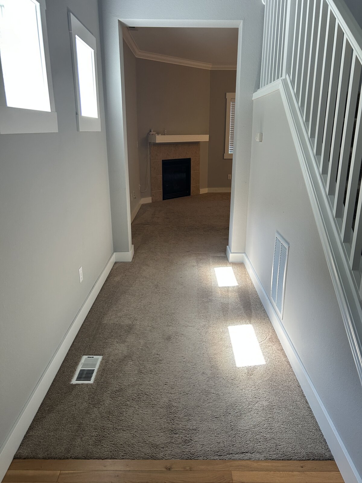 vacant-staging-north-king-county-foyer-before-modernmollusk