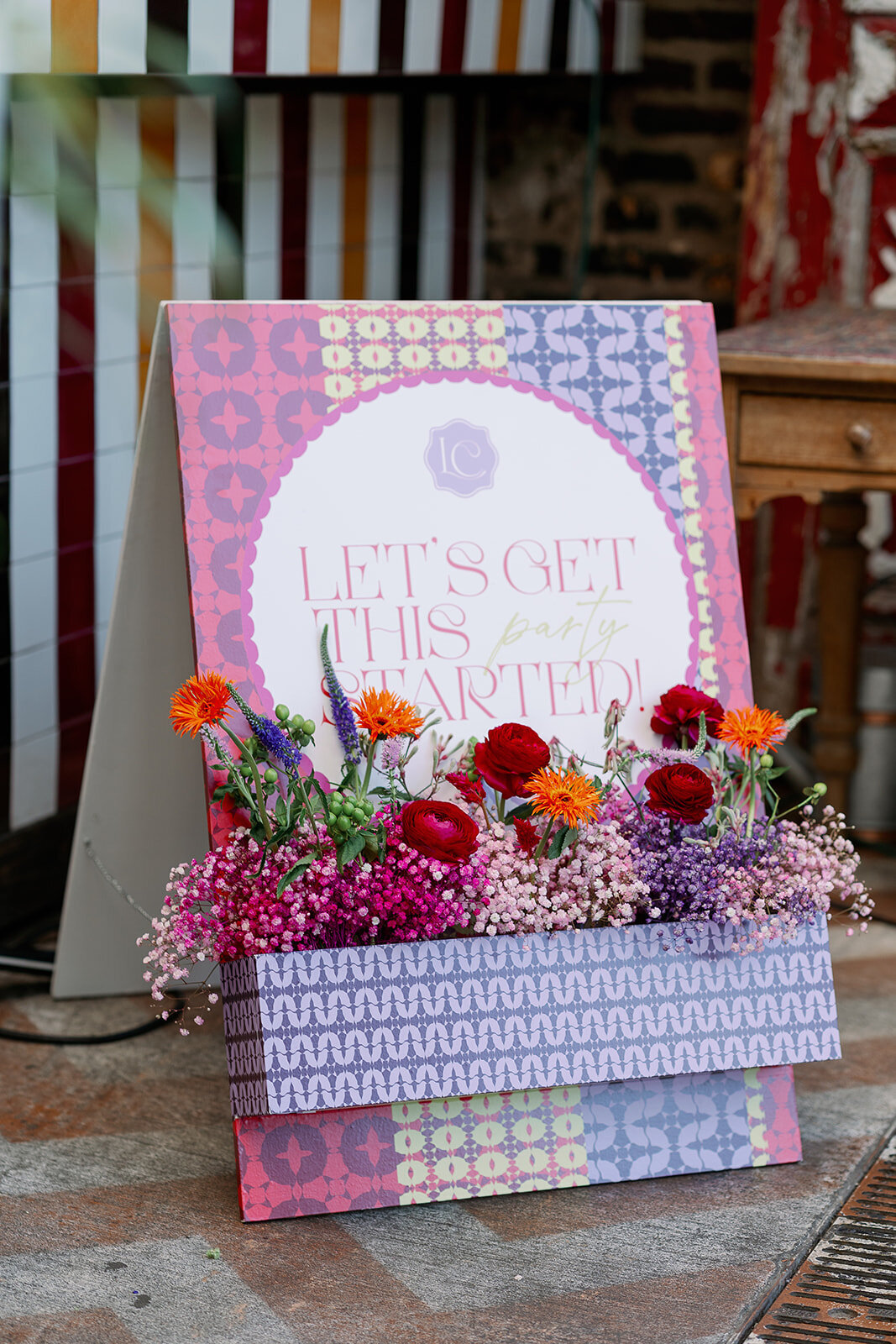 A frame welcome sign with flowers