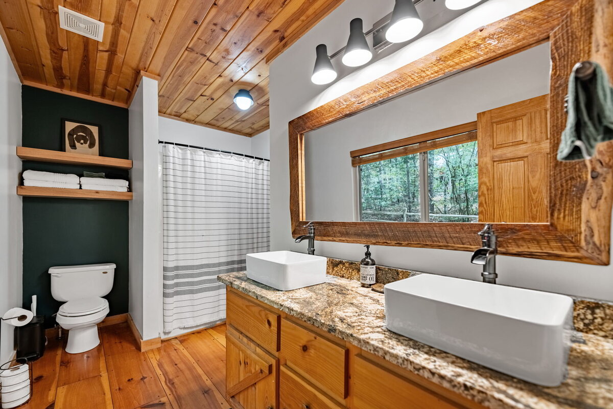 15Shady-Grove-Cabin-Blue-Ridge-GA_1284_Downstairs Bath