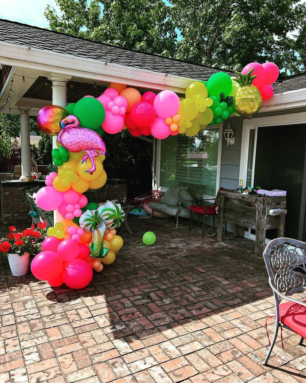 flamingo balloons, tropical balloon installation