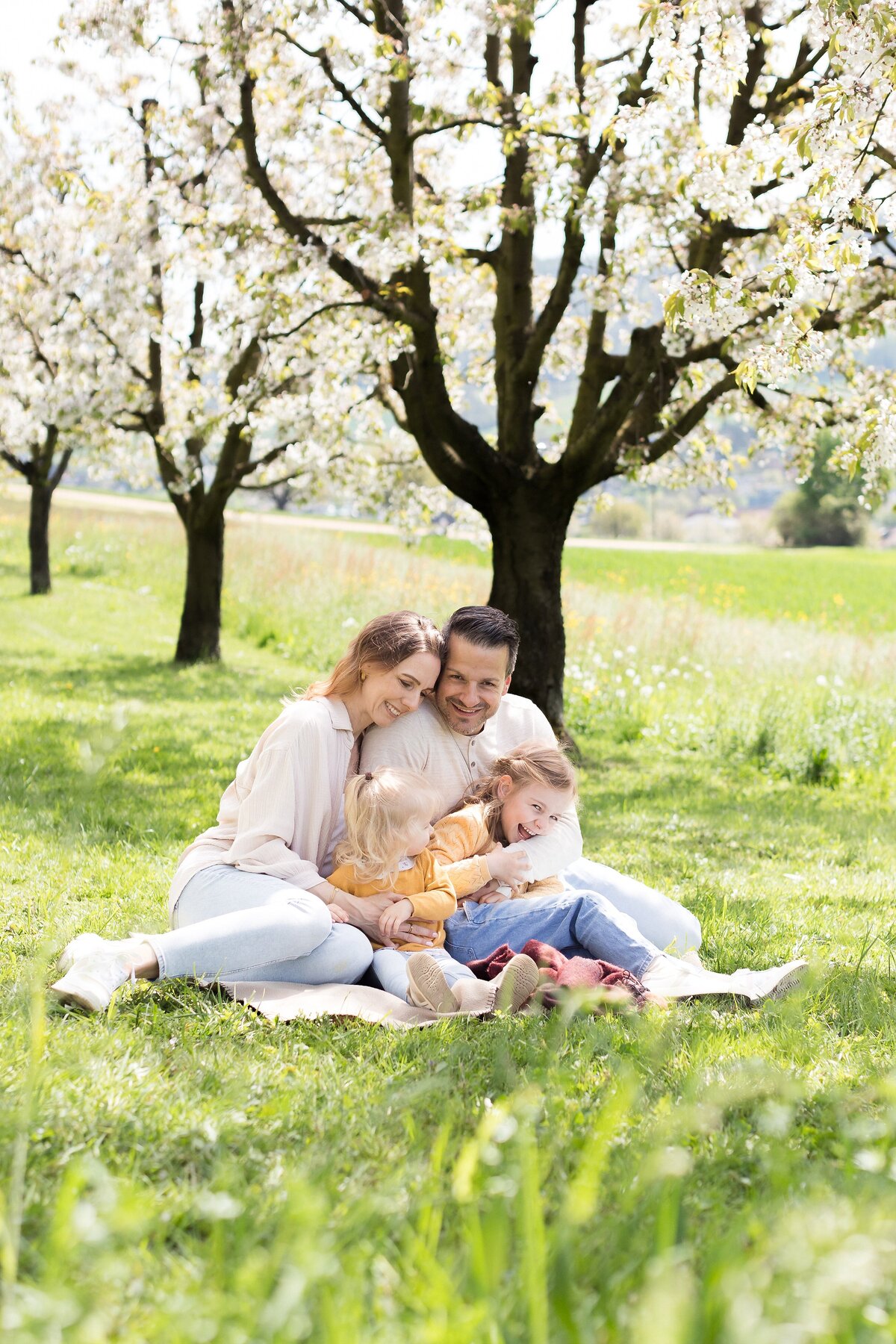 Familienshooting-Familienfotos-Aargau-Zuerich-Frühling-Fricktal-Kirschblüte-28