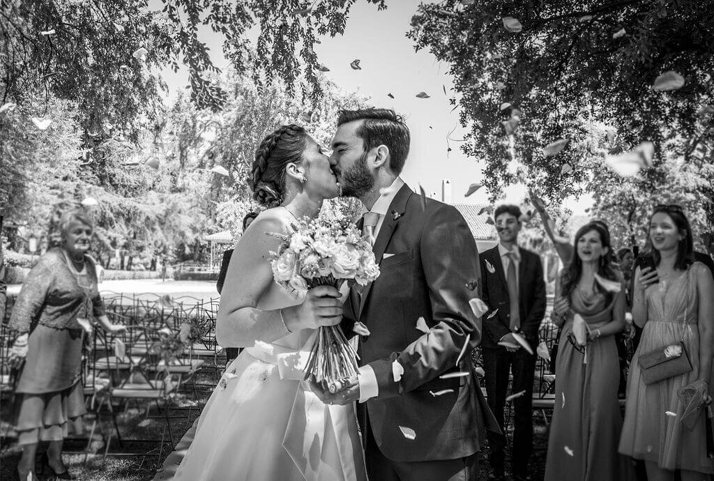 Couple kiss under a shower of confetti at Casa De Monico Madrid