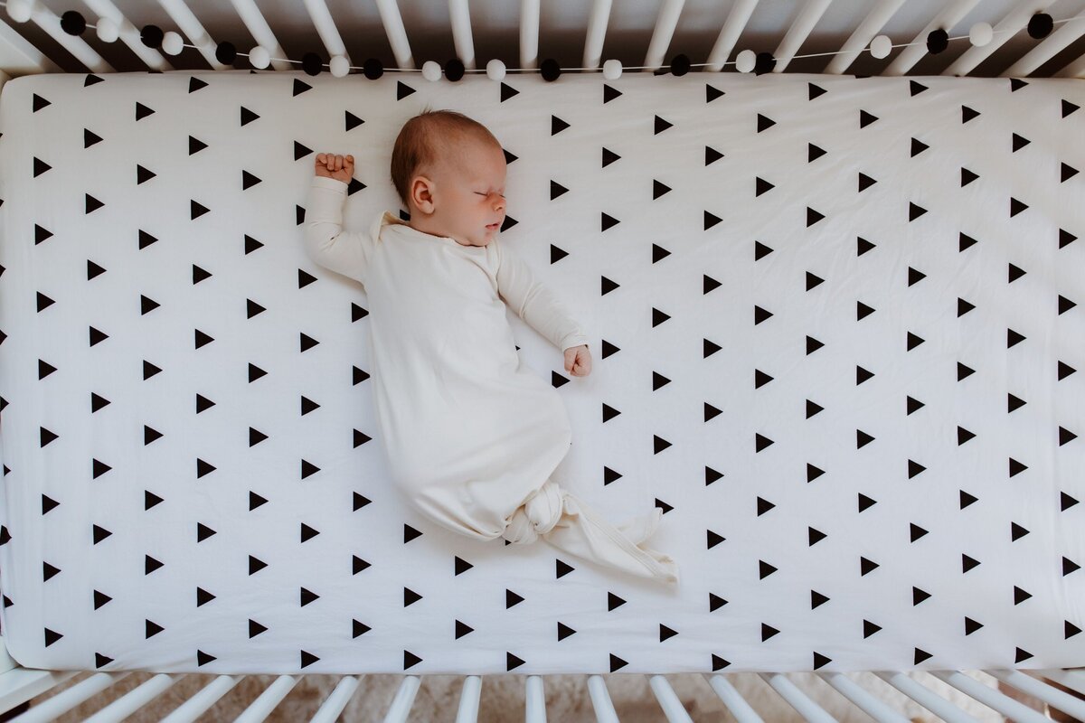 newborn-in-crib-lifestyle-photography-francesca-marchese-photography-5