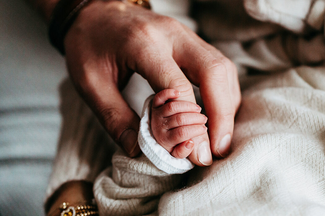 closeup, babyhandje, newbornfotografie, newbornfotograaf brabant, breda, ettenleur, roosendaal, rucphen, mooiste babyfotos