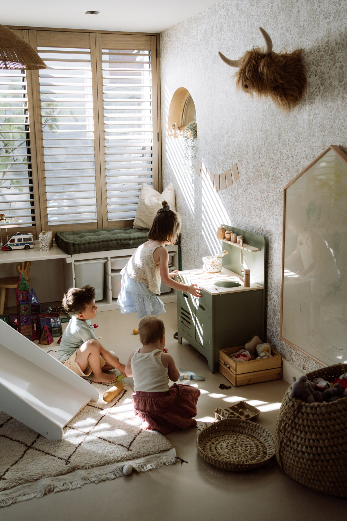 Lifestyle gezinsfotografie tijdens een Homes to Remember-shoot -  samen spelen 