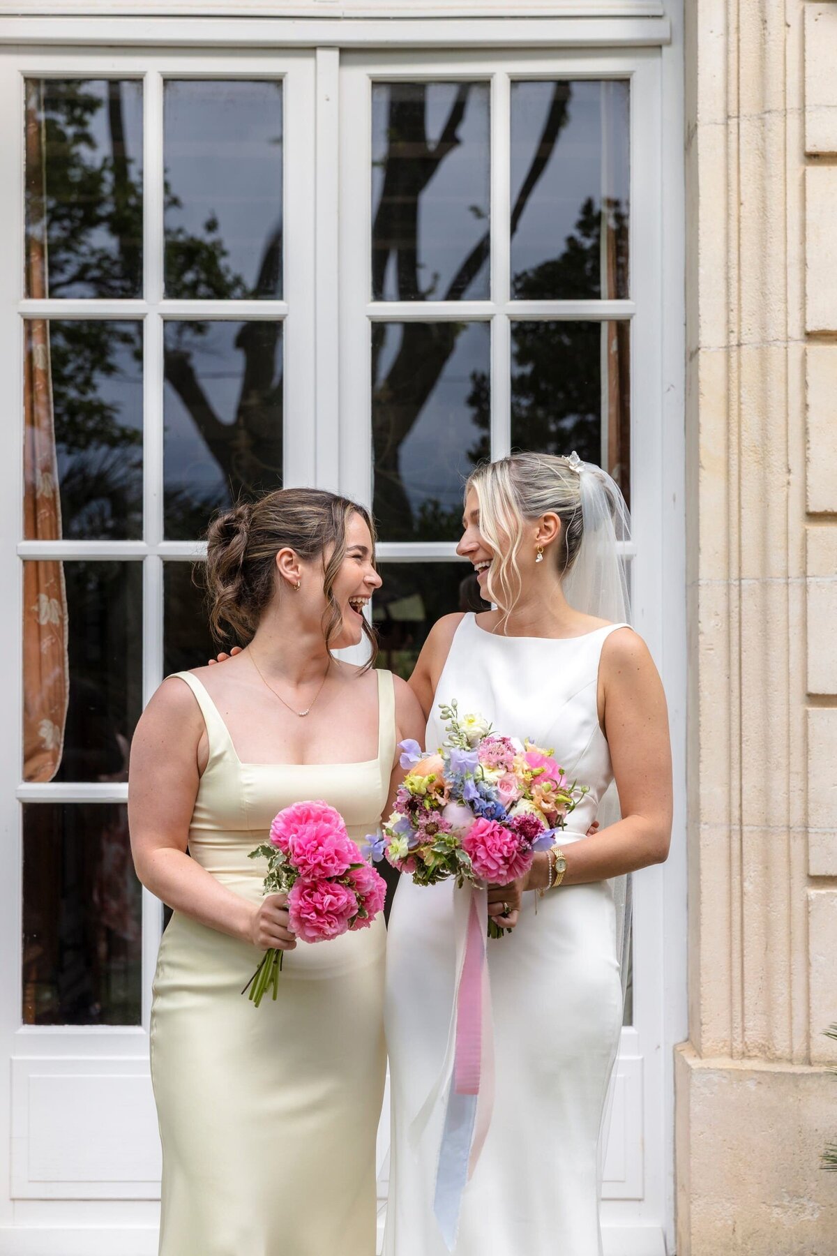 joyful-bride-and-bridesmaids-france