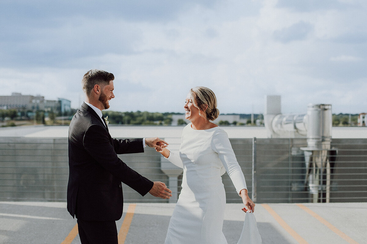storyteller-collective-photo-co-modern-couple-rooftop-first-look-wedding-downtown-des-moines-iowa