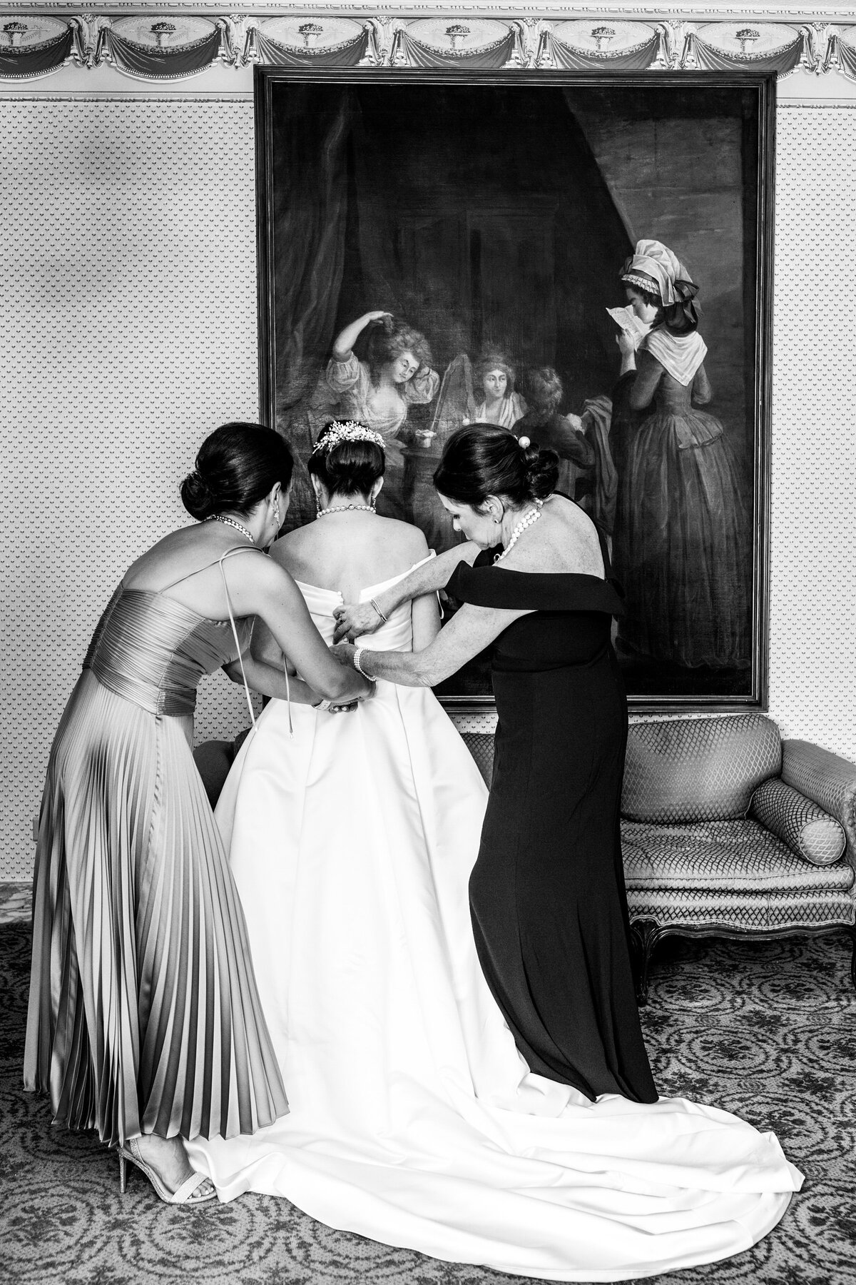 atlanta-weddings-getting-ready-mother-daughter-moment