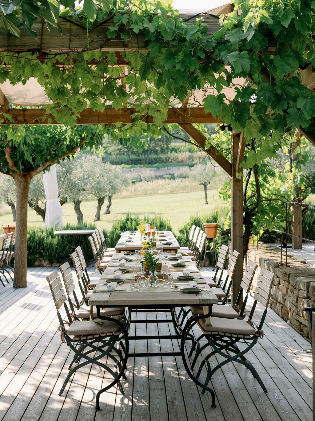intimate-wedding-table-setting-in-France