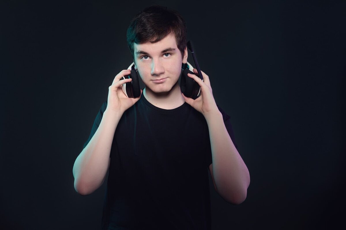 High School Senior Picture Photographer With Headphones Portrait-31