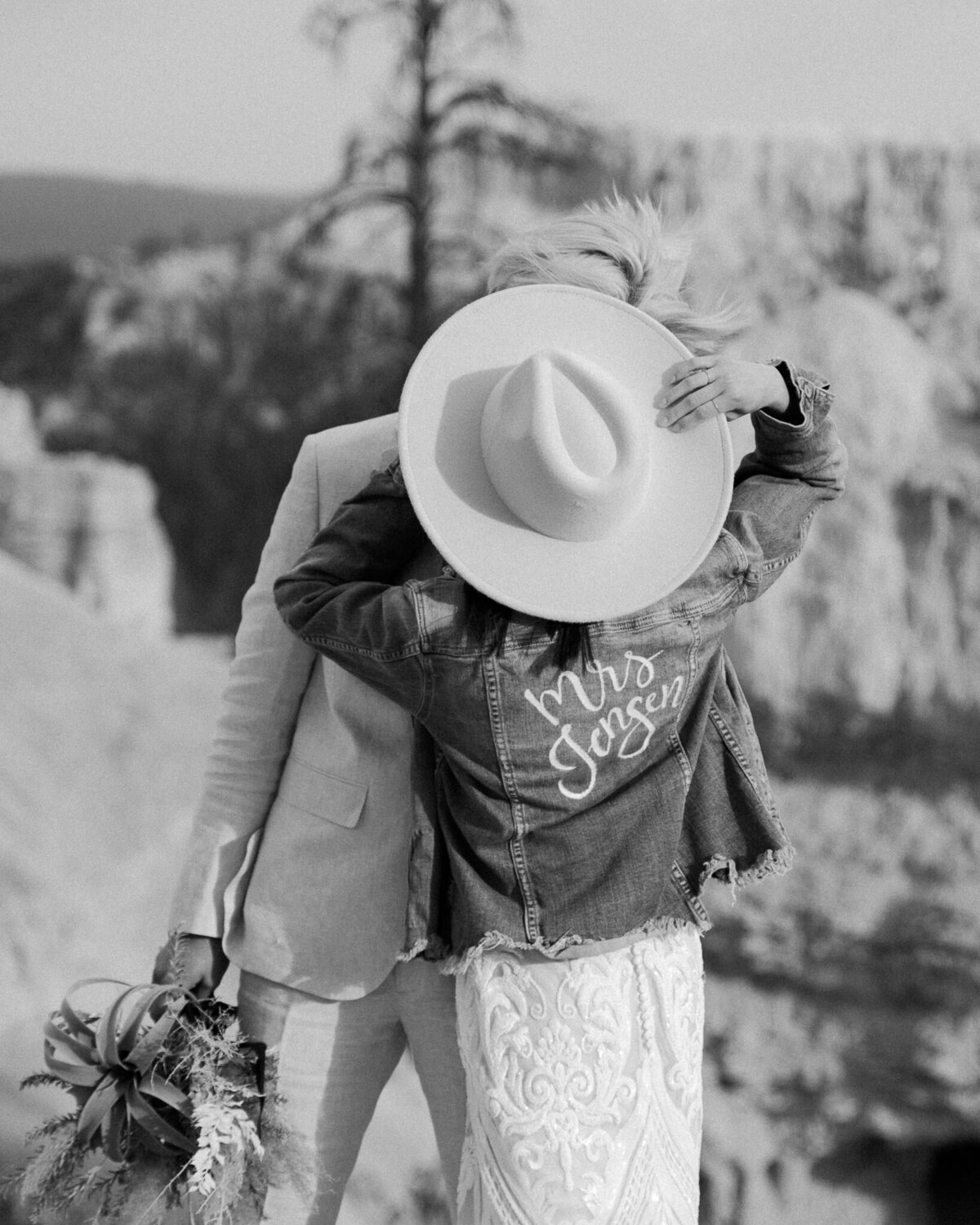 Boho elopement in Bryce Canyon, Utah. Edgy jean jacket and wide brimmed hat bride inspiration.