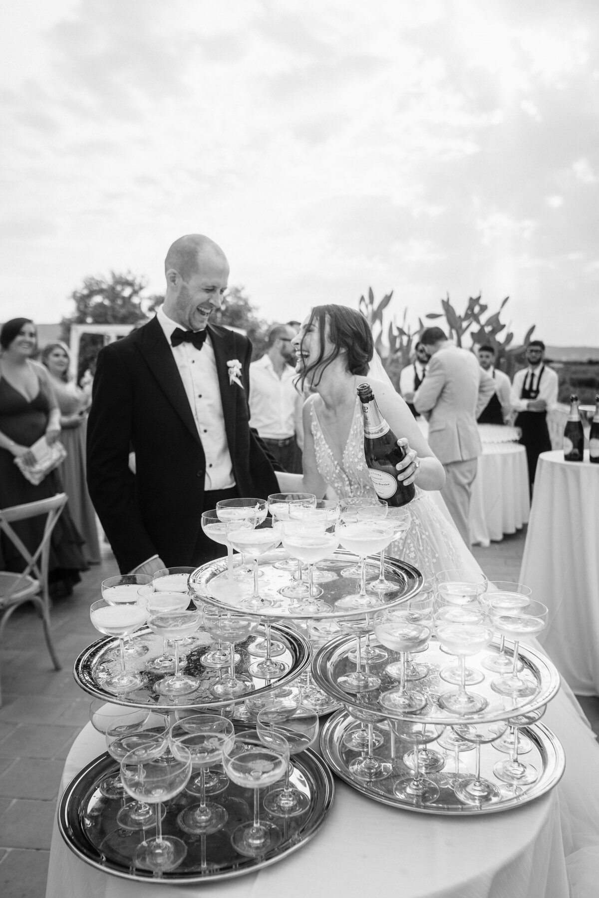pyry-kantonen-018-masseria-san-giovanni-wedding-champagne-tower