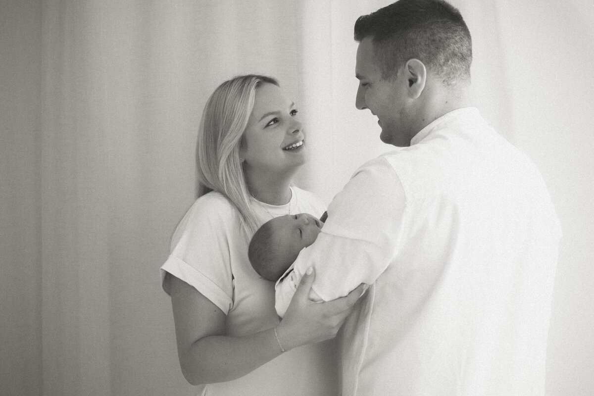 newborn fotograaf - gezinsfotograaf - zwangerschapsfotografie - videograaf - Sint-Niklaas - Pictures by Jess - Mama en baby shoot