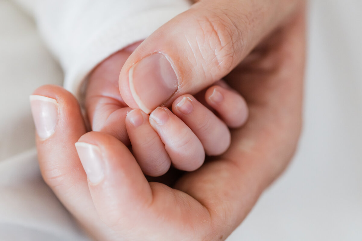 close-up-of parent-hand-holding-baby-hand