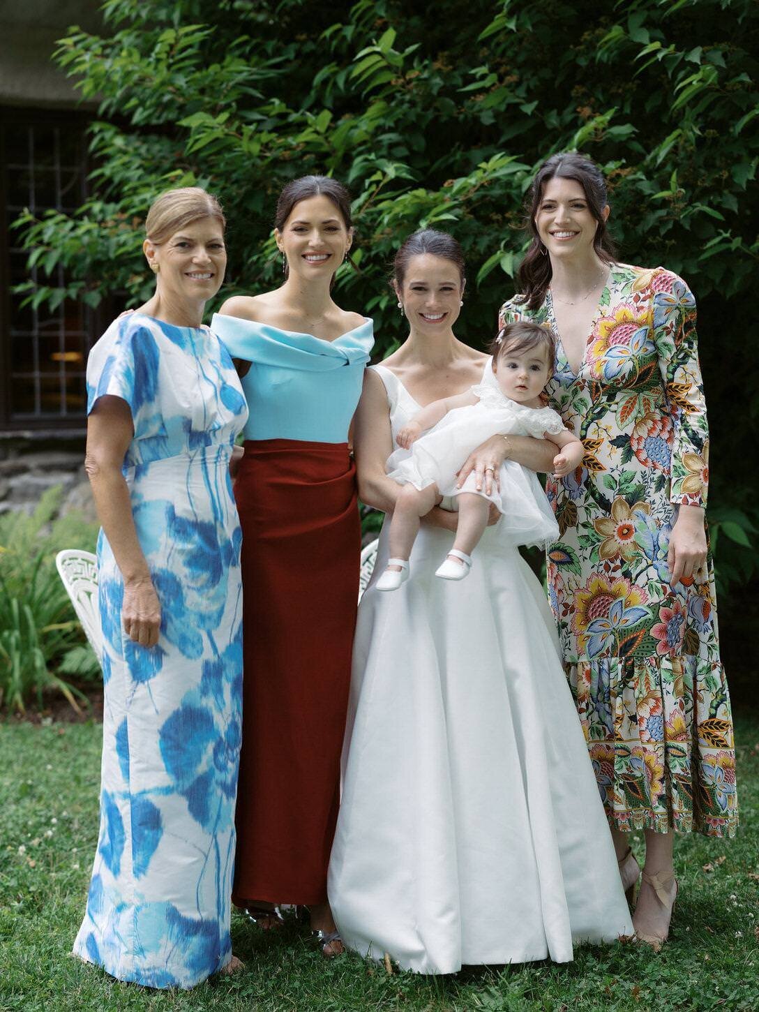 troutbeck-06-family-and-friends-group-photo-with-bride-and-groom-at-troutbeck-jenny-fu-studio