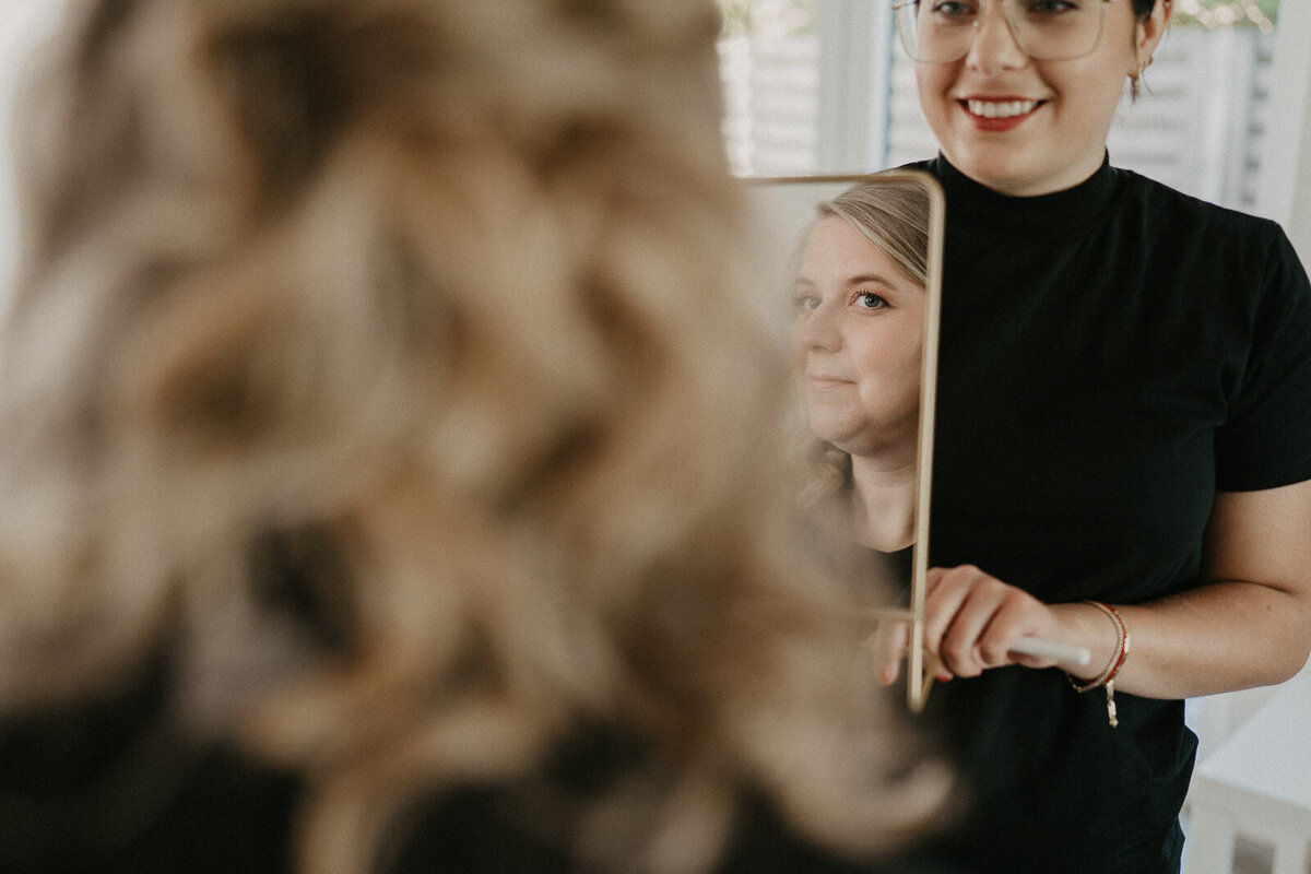 Glamora bridal styling, feestmake-up en kapsels. Make-up artist Antwerpen. Haar kleuren, krullend haar kapsalon Antwerpen. MUAH aan huis.