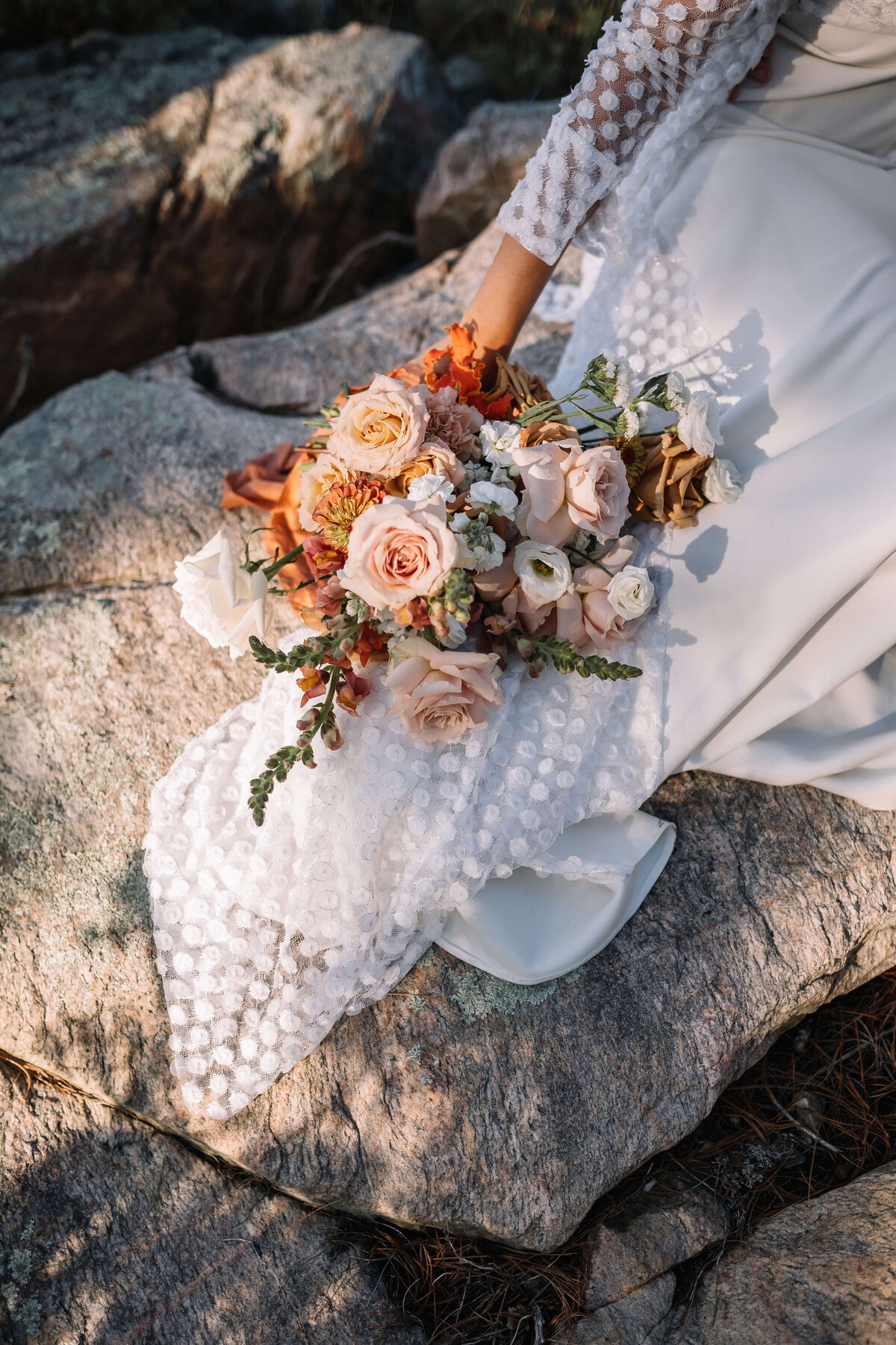 bride-floral-bouquet-nika-helgeson-photography