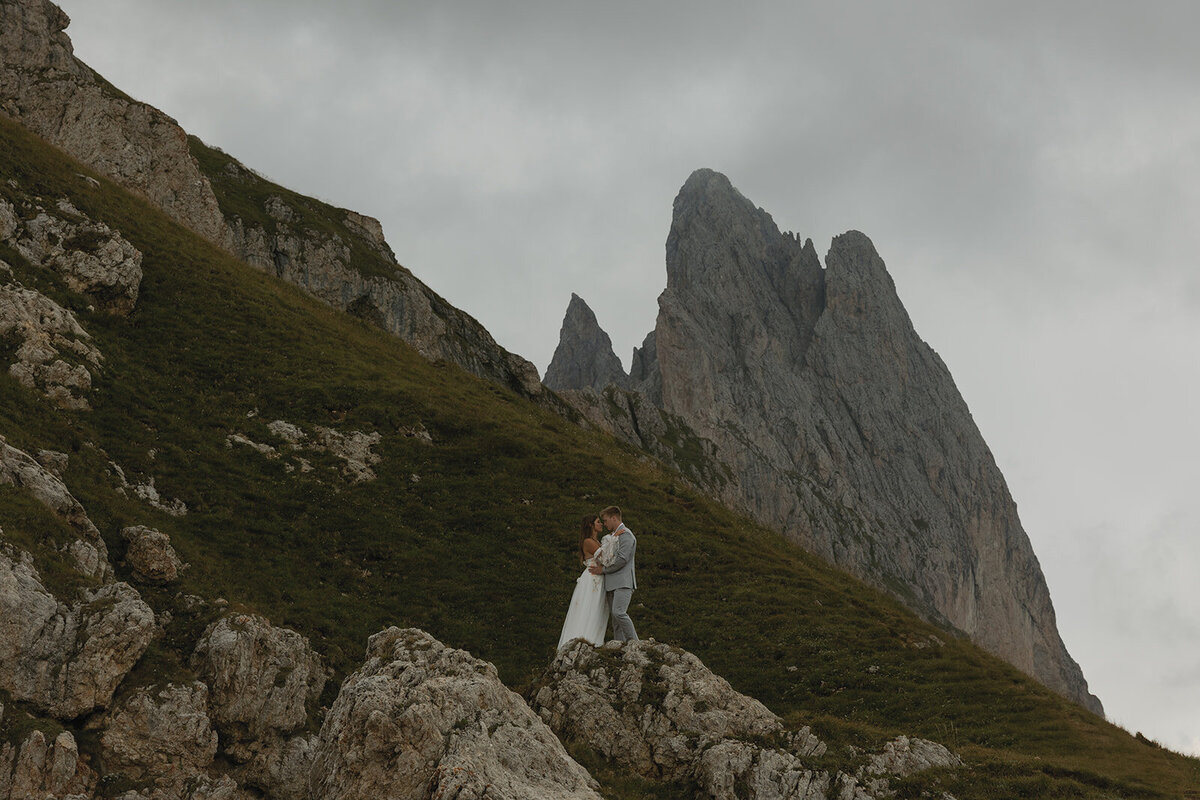 destination-wedding-elopement-photographer-italy-dolomites-seceda-documentary-tanya-davids-photo-film-153