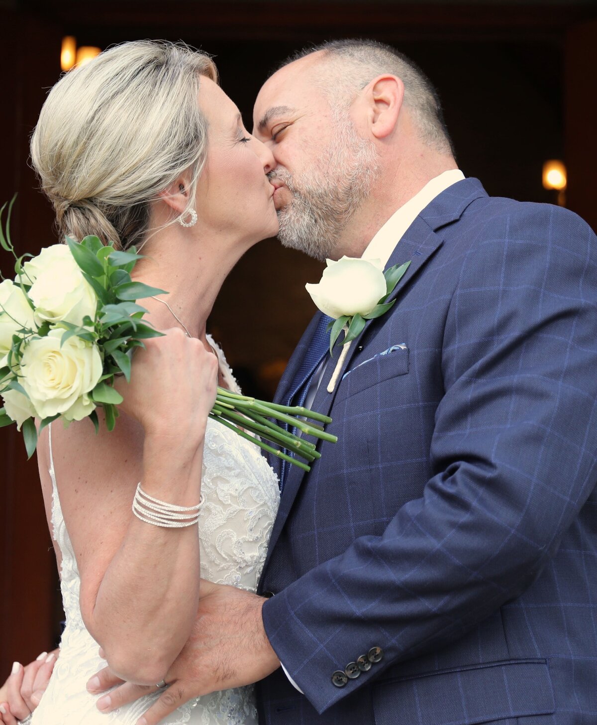 kim_dez_kissing