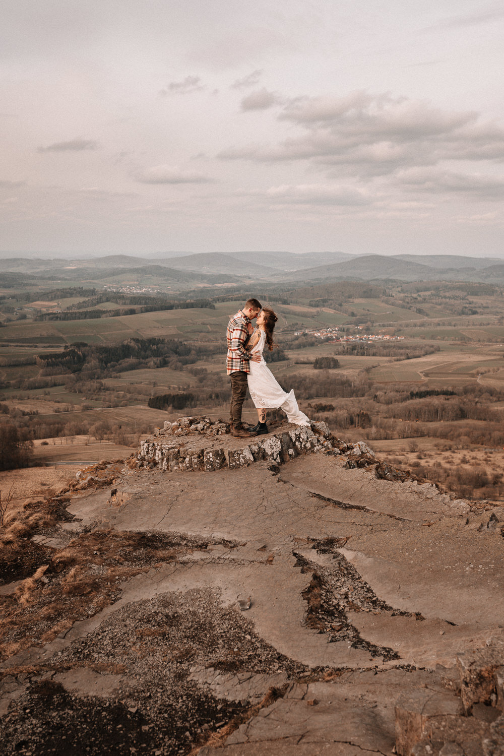 Brautpaar auf einem Felsen in der Rhön