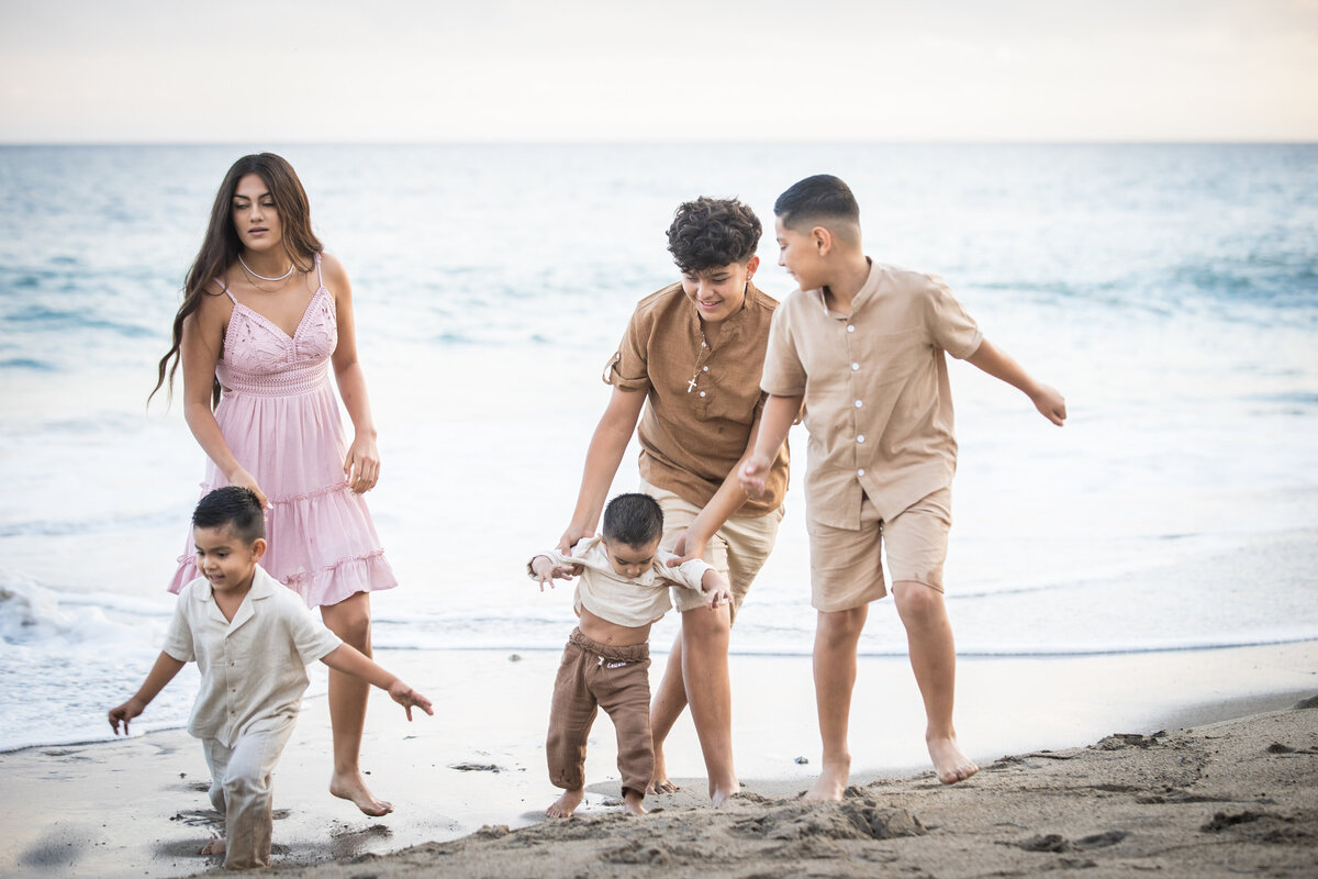 225TSP_Family2023_