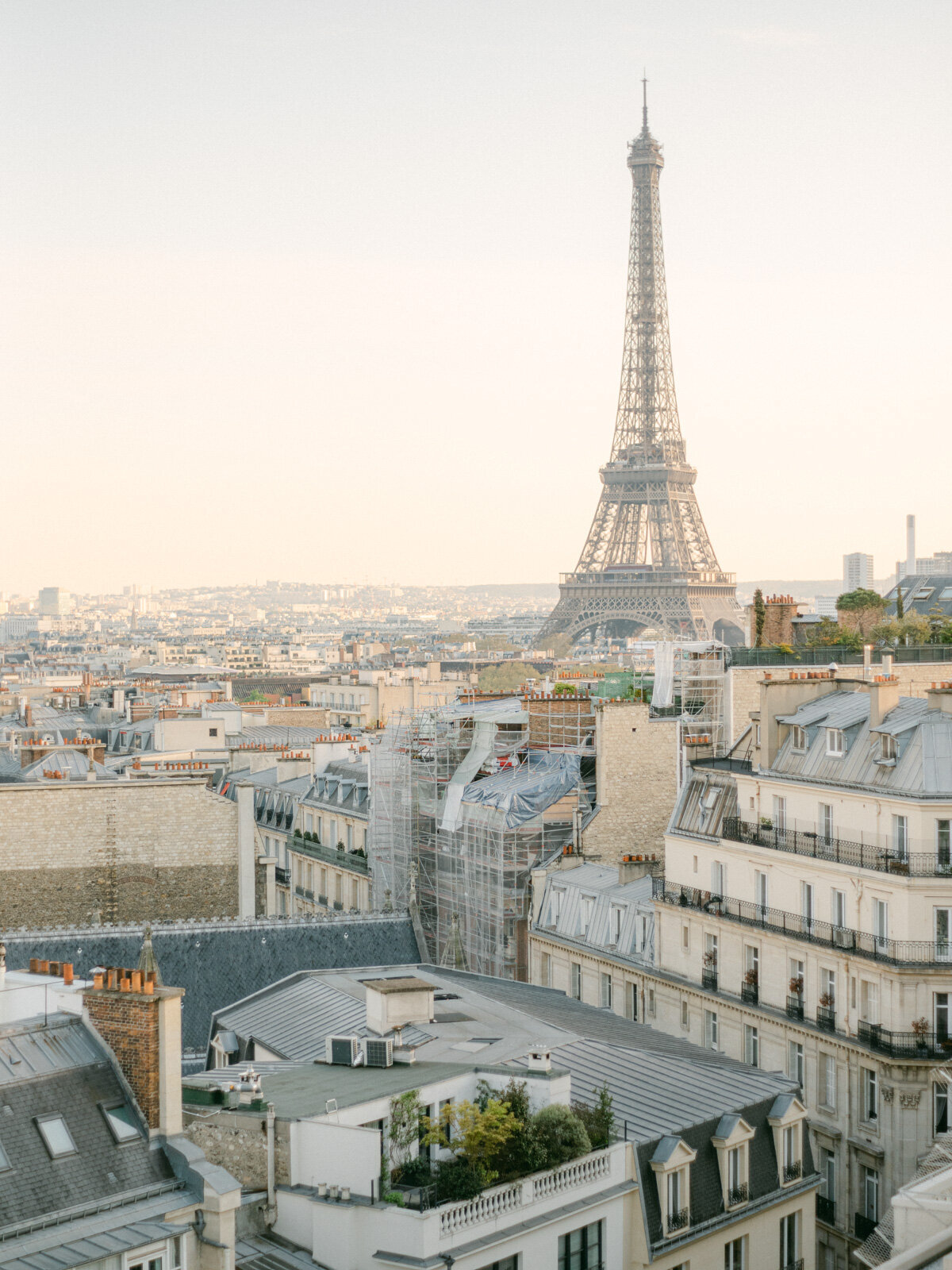 Vue panoramique sur la Tour Eiffel et les toits haussmanniens – Photographe mariage destination Paris.