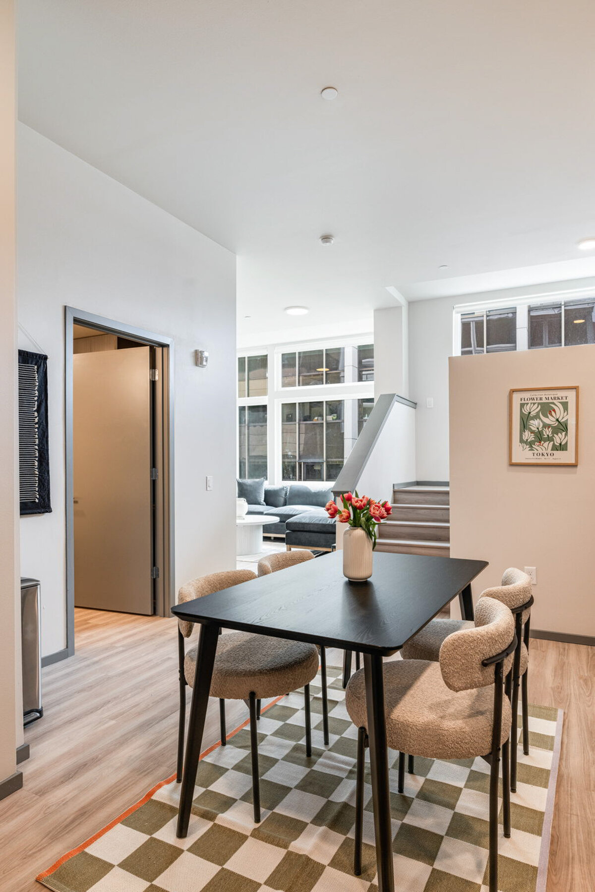 215 Queen Anne Ave N_0031