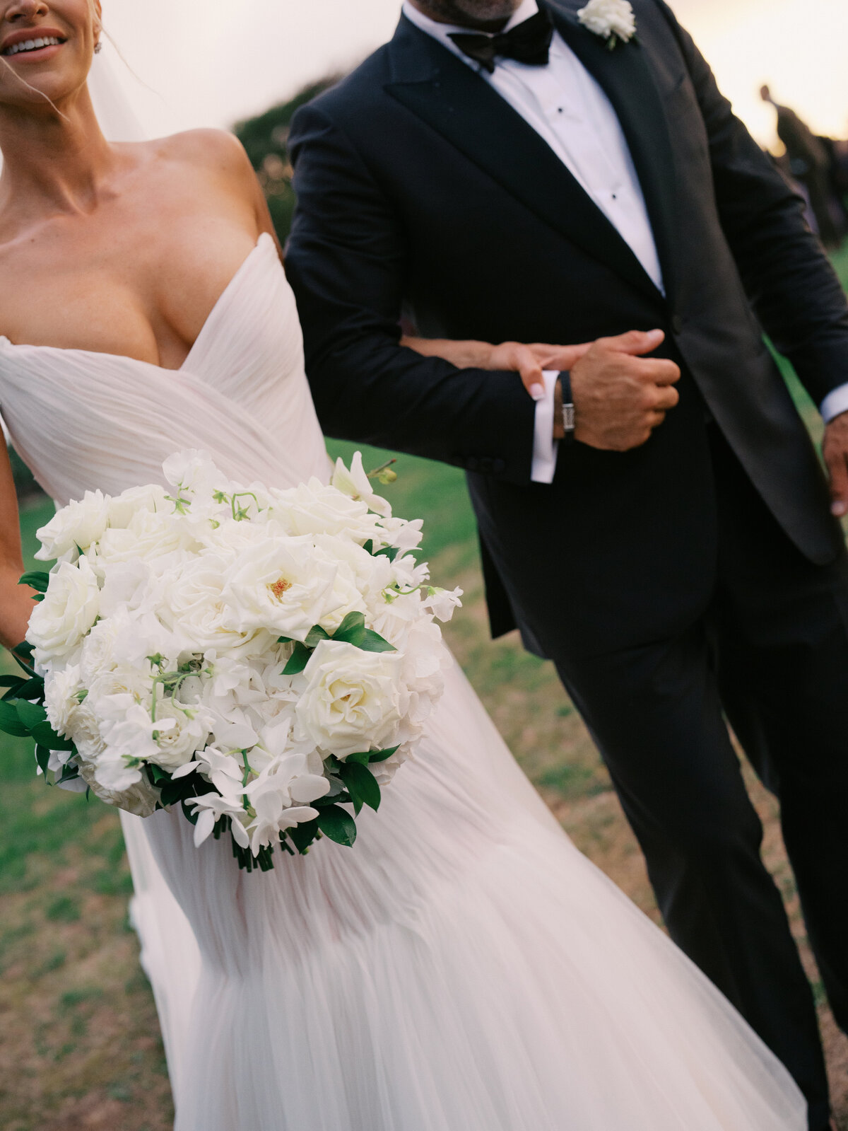 white-wedding-bouquet-at-castle-hill-inn