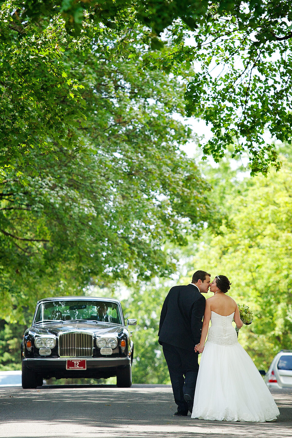 wedding-bride-groom-kiss-candid-car-rolls-royce-coeur-dalene