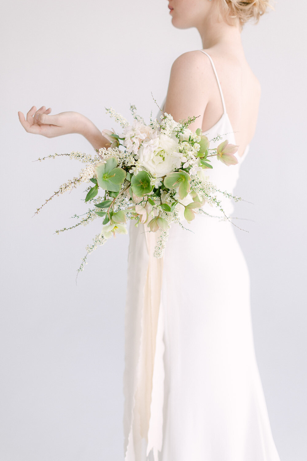 beautiful wedding bouquet - Minimalistic elegant style - Juno Photo